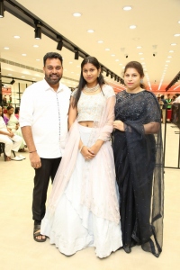 Actress-Nidhhi-Agerwal-Inaugurates-KLM-mall-at-Secunderabad-10