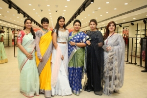 Actress-Nidhhi-Agerwal-Inaugurates-KLM-mall-at-Secunderabad-12