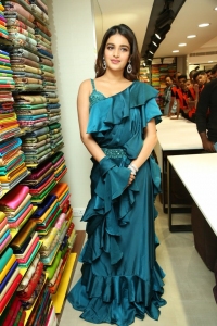 Actress-Nidhhi-Agerwal-Inaugurates-KLM-mall-at-Secunderabad-21