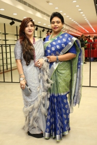 Actress-Nidhhi-Agerwal-Inaugurates-KLM-mall-at-Secunderabad-5