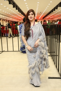 Actress-Nidhhi-Agerwal-Inaugurates-KLM-mall-at-Secunderabad-6