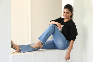 Naina-Ganguly-Photos-Beautiful-Movie-Interview-14